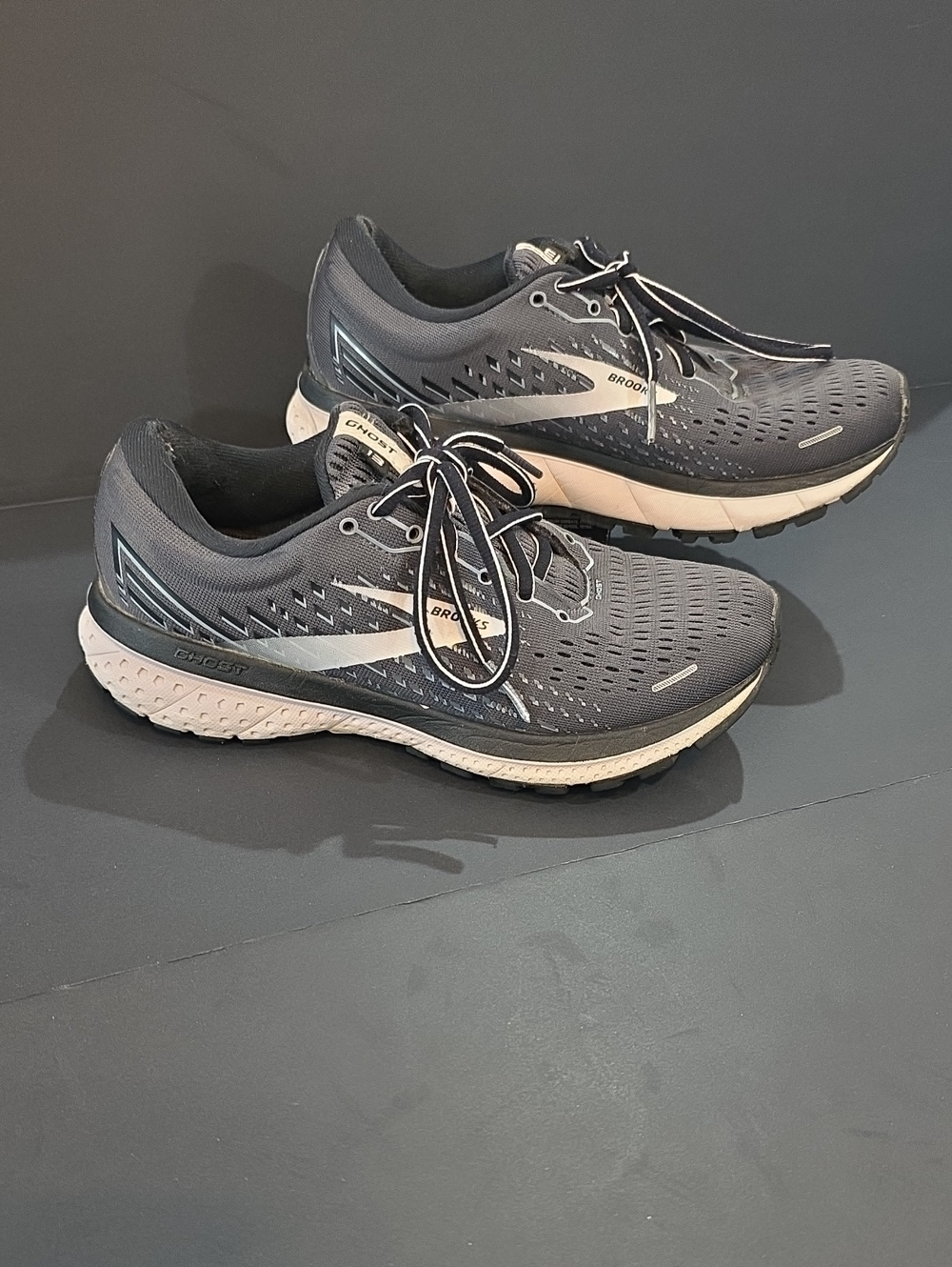 Brooks Ghost 13 Women’s Running Shoes - Gray and White Size 6.5